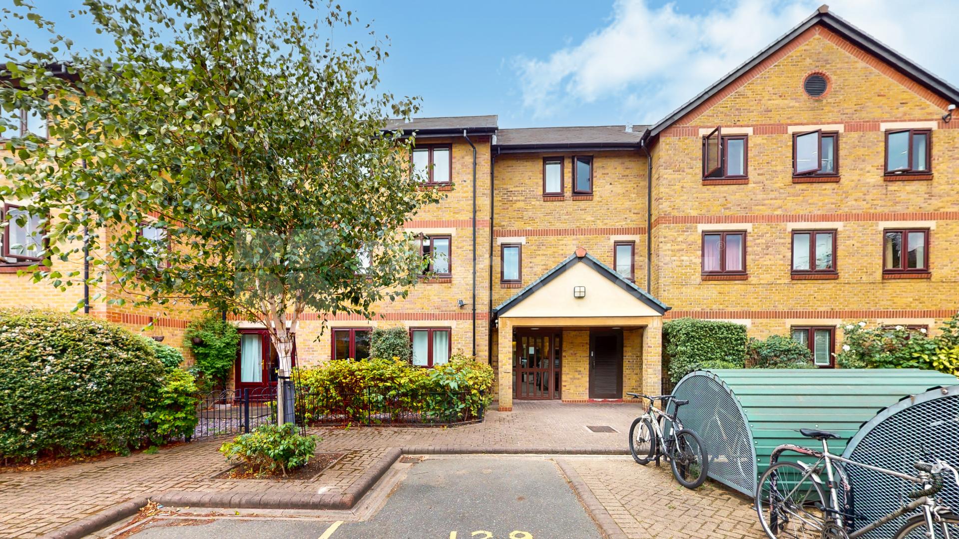 Refurbished a year ago and set on the banks of the river lea Riverside Close, Clapton 